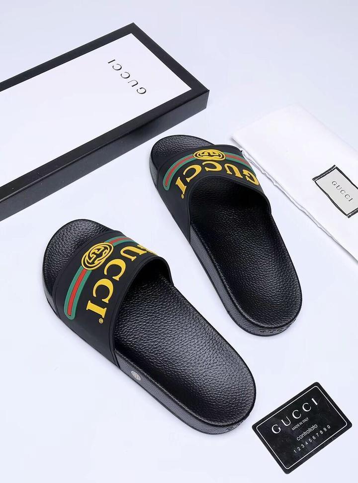 GUCCI Men's Luxury Leather House Slippers - Elegant & Comfortable Designer Footwear