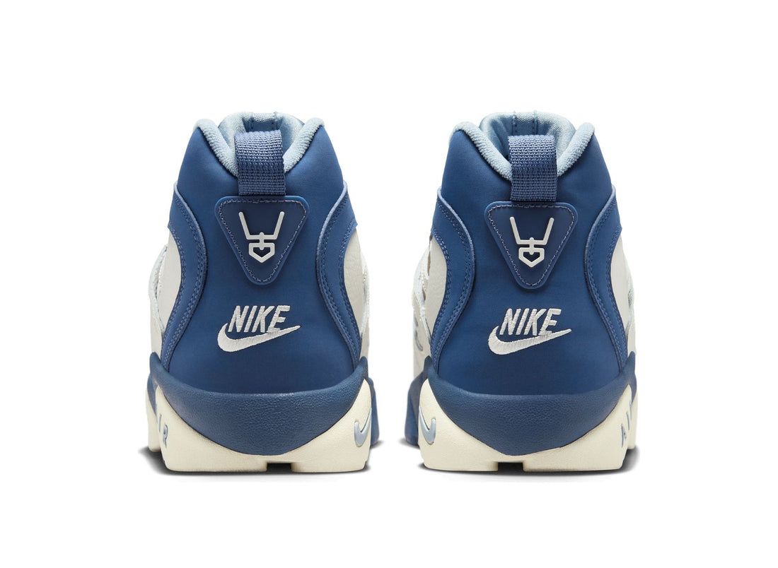 Nike Air Diamond Turf II in Sail / Mystic Navy