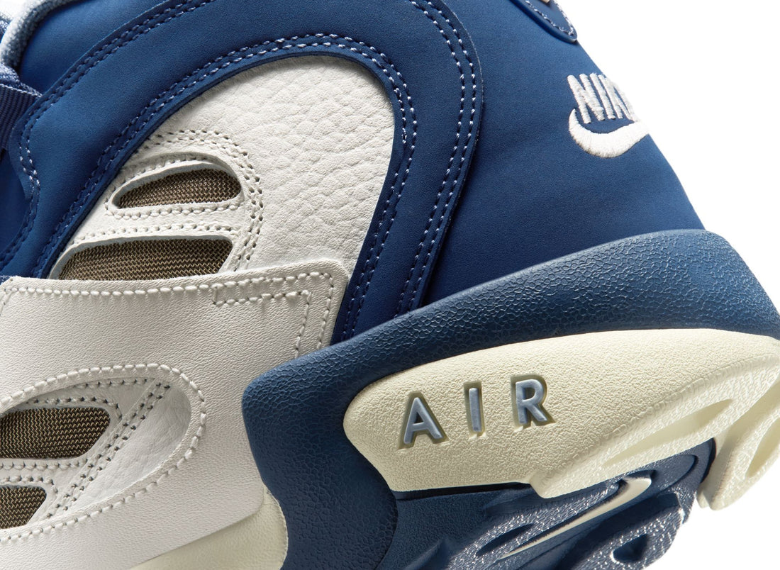 Nike Air Diamond Turf II in Sail / Mystic Navy