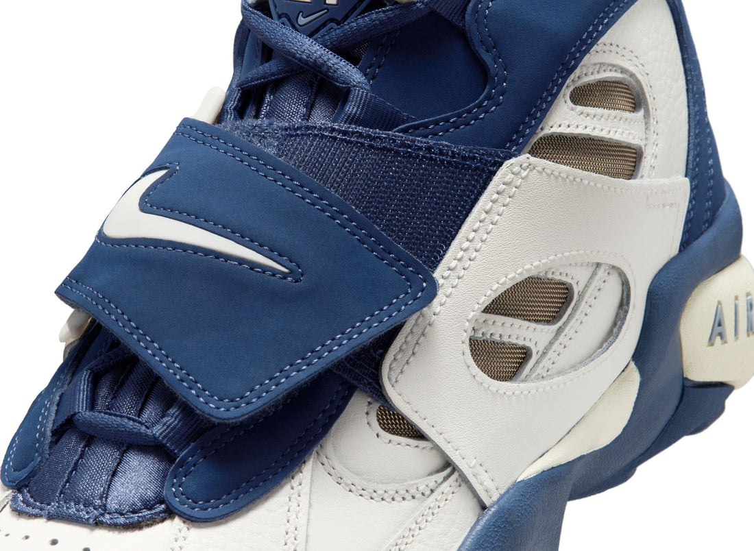 Nike Air Diamond Turf II in Sail / Mystic Navy