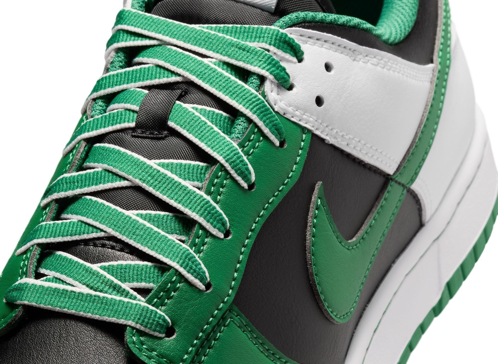 Nike Dunk Low Retro in Black / Clover