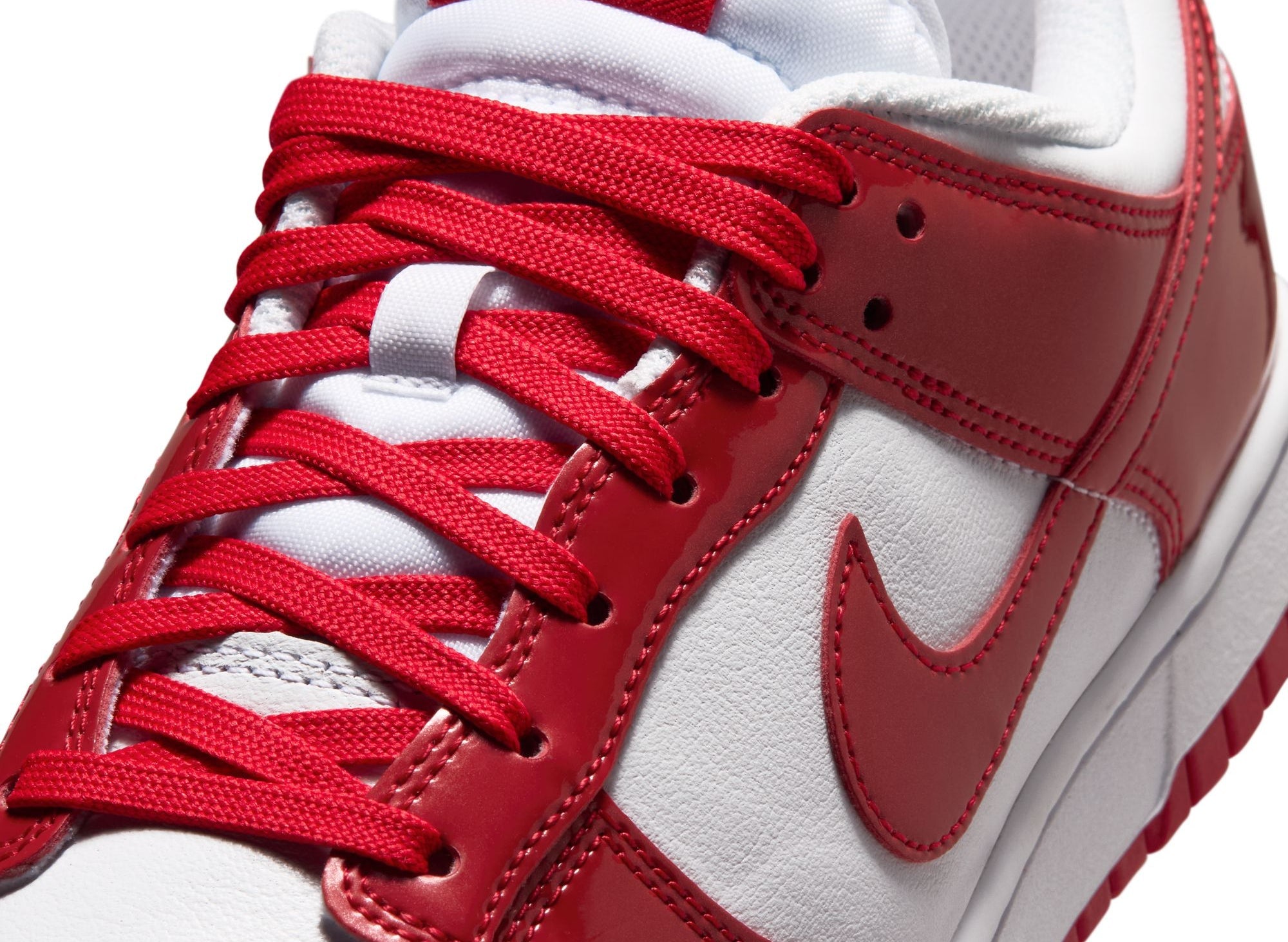 Women's Nike Dunk Low SE Street1 in White / University Red