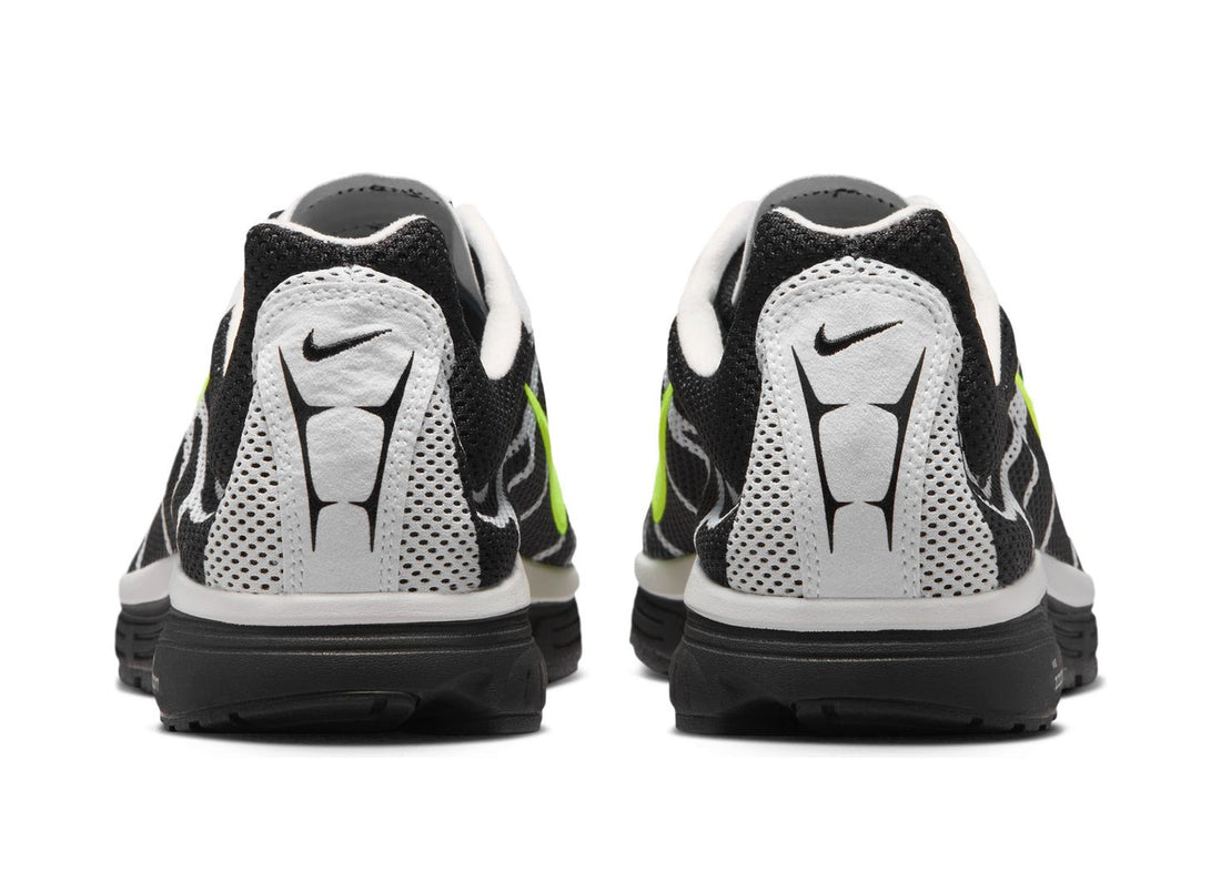 Nike Zoom Streak 3 in Black / Volt